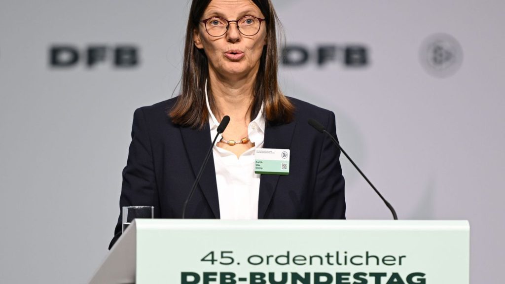 Bundestag in Frankfurt: DFB-Vizepräsidentin: Sinning schlägt Raml knapp