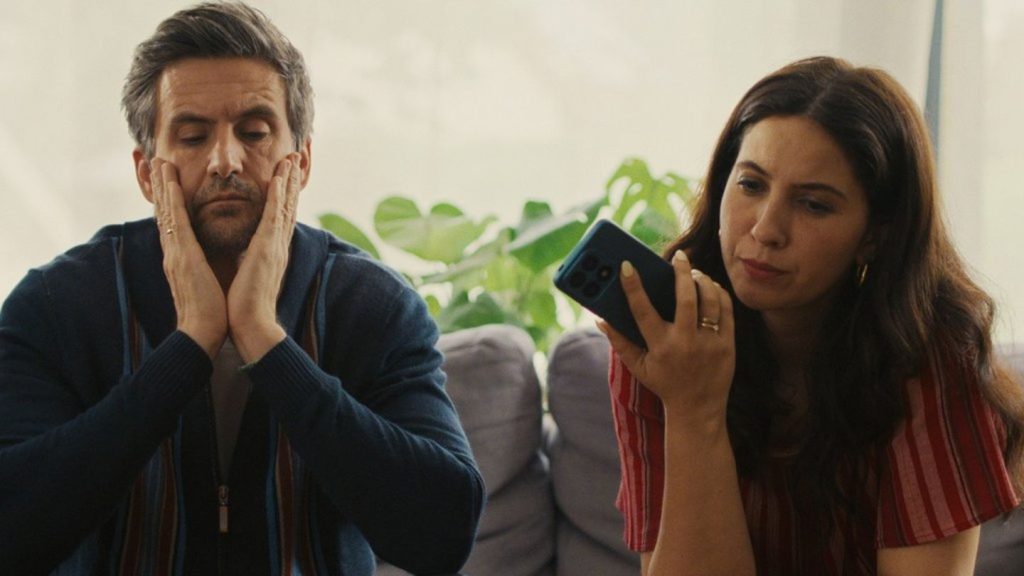 ZDFneo-Serie "the other gAIrl": Wenn sich ein KI-Bot in die Ehe einmischt