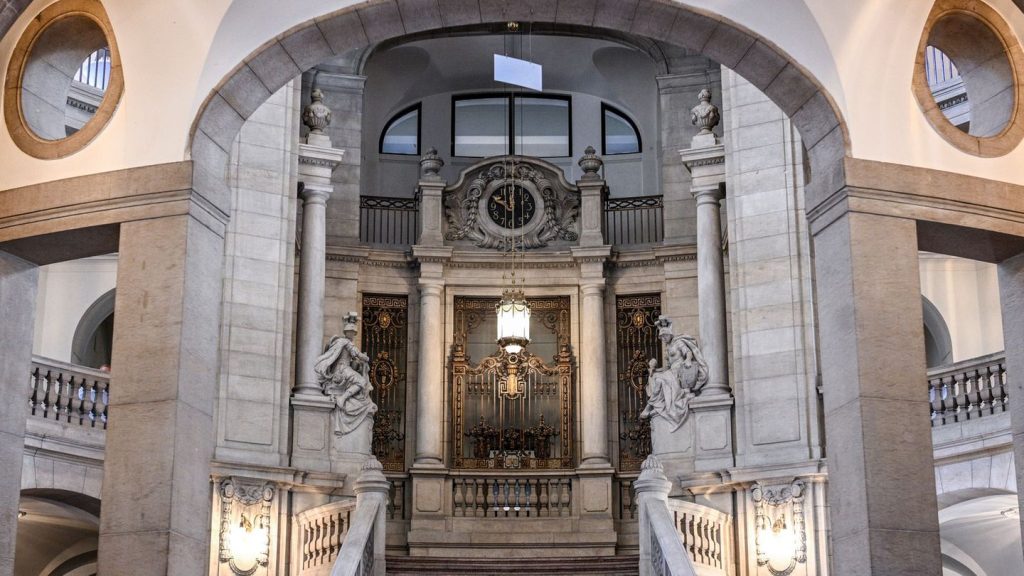 Abends ins Gericht: "Aktenzeichen Spritz" - auf einen Cocktail mit Justitia