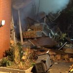 140 Feuerwehrkräfte im Einsatz: Lauter Knall: Reihenhaus stürzt ein - Person wird vermisst