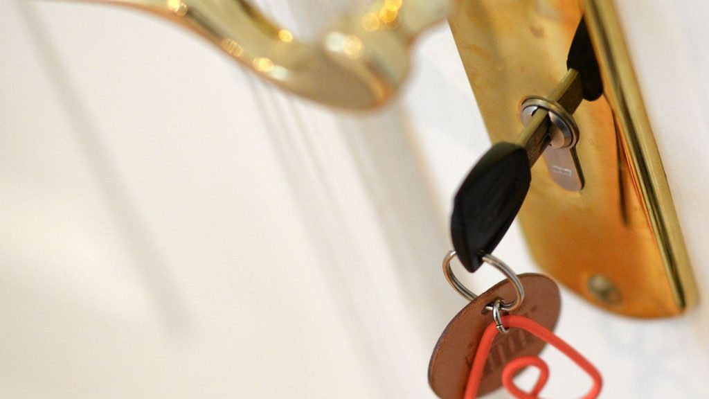 Rettungsaktion: Dreijährige schließt sich in Bad ein – Feuerwehrmann hilft