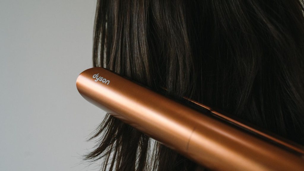 Hitze trifft Haar: Glatt gelaufen oder haarsträubend? Fünf Glätteisen im Test