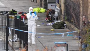 Großbritannien : Entsetzen über Messerangriff: Was bisher bekannt ist und was nicht