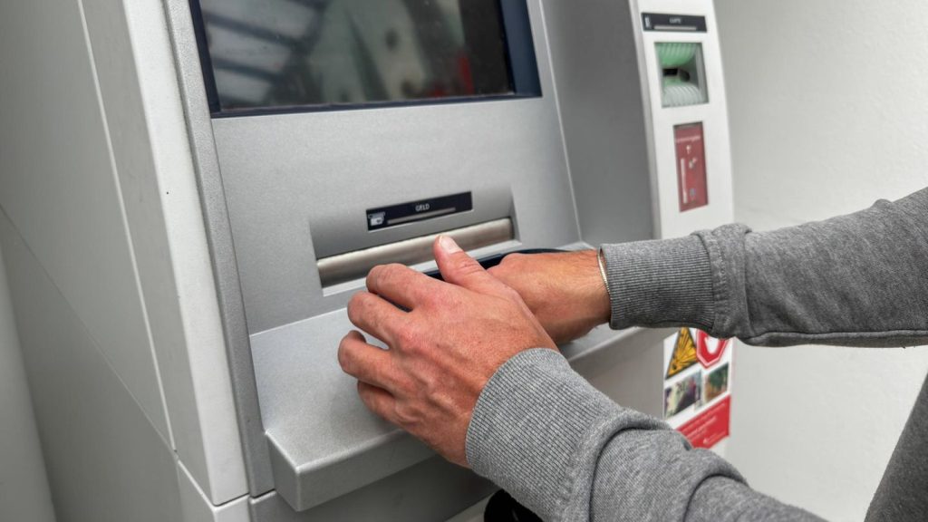 Sicherheit: Diese Taste am Geldautomaten sollten Sie bei jeder Benutzung drücken