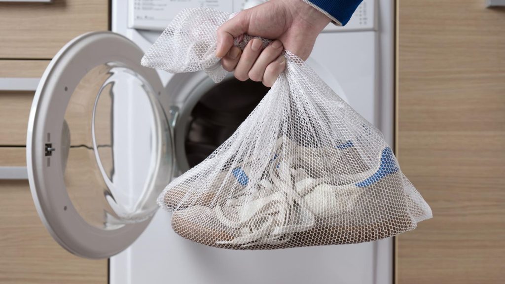 Doppelter Schutz: Sneaker in der Maschine reinigen: Darum sollten Sie ein Schuhnetz verwenden